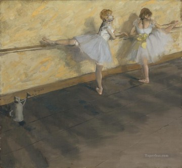 Edgar Degas Painting - Bailarines practicando en la barra Edgar Degas